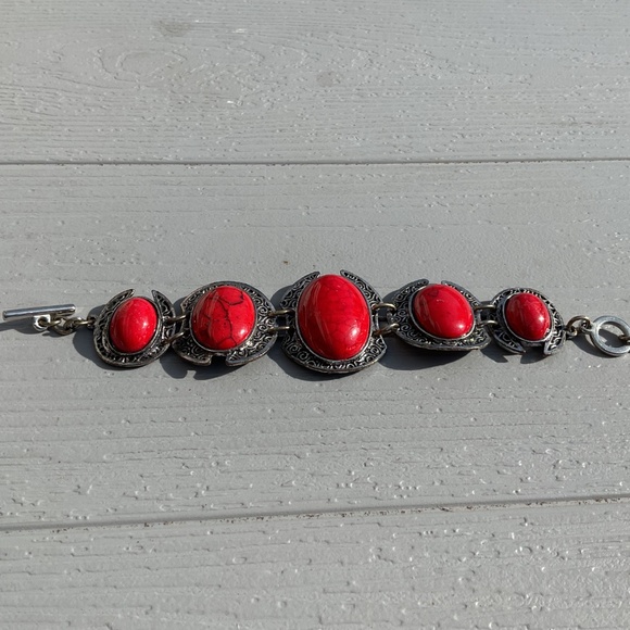 CCO Red Howlite Bracelet Silvertone Metal Toggle closure 8” long - Picture 2 of 7